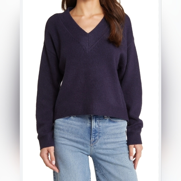 Open Edit Sweaters - Open Edit V-Neck Navy Sweater Relaxed Fit Long Sleeves size MEDIUM